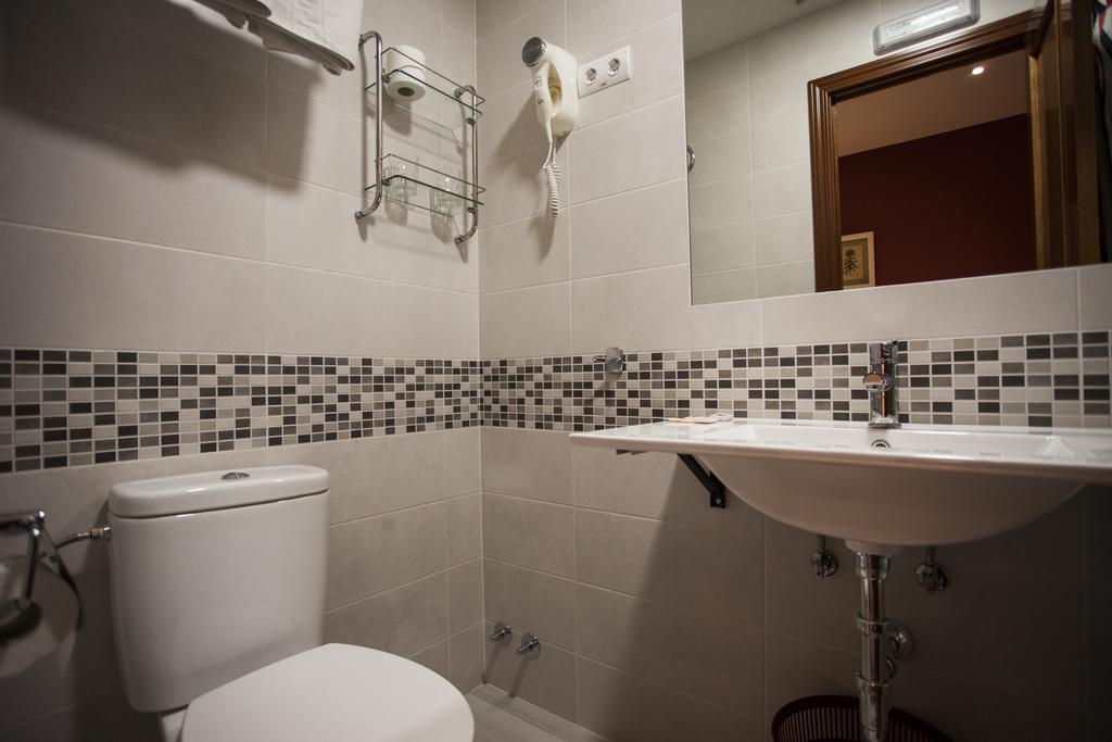 Pension Corbero Madrid Bagian luar foto
