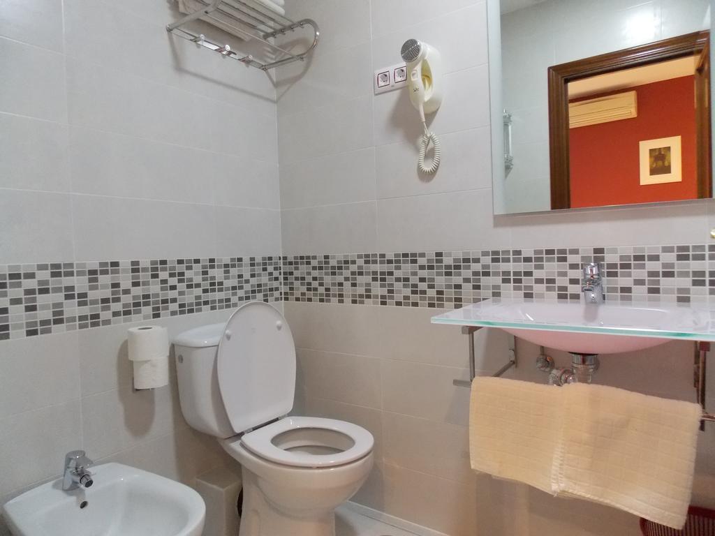Pension Corbero Madrid Bagian luar foto